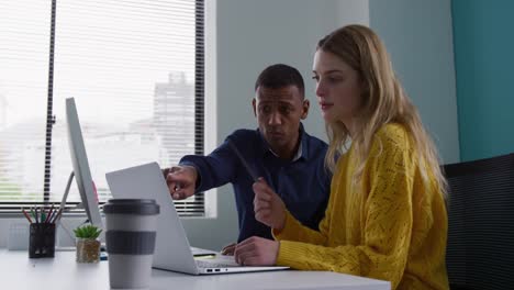 Man-and-woman-discussing-at-the-office