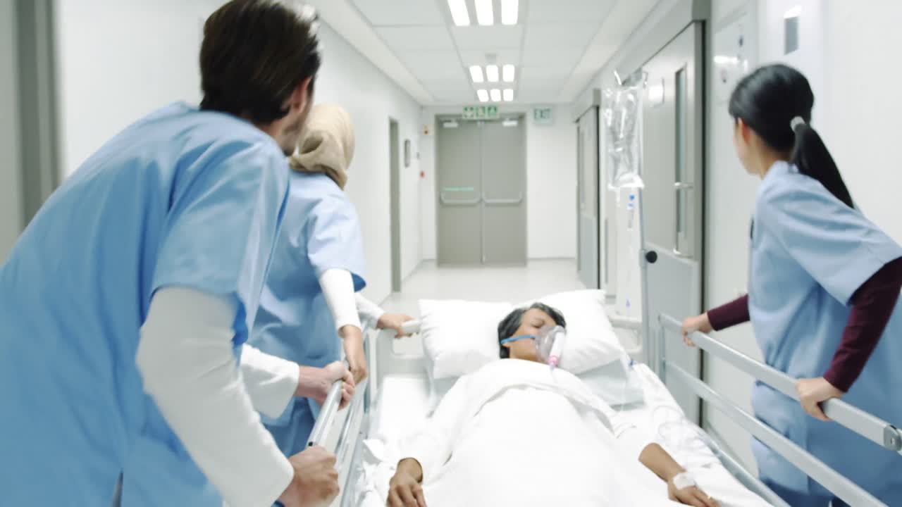 젊은 의사들이 병원 침대를 끌고 4k를 서두르고 있습니다.