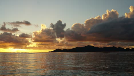timelapse: hermosa puesta de sol en la playa con vista al mar y cielo naranja nublado
