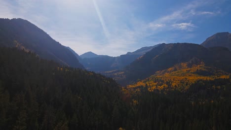 Drone-Volando-Lentamente-Revelando-Montañas-Rocosas