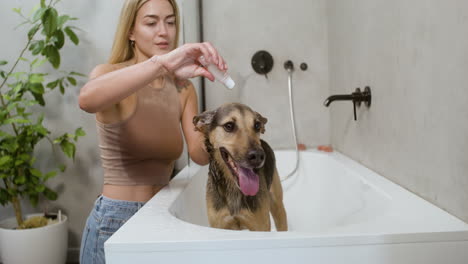 mujer y perro en el baño