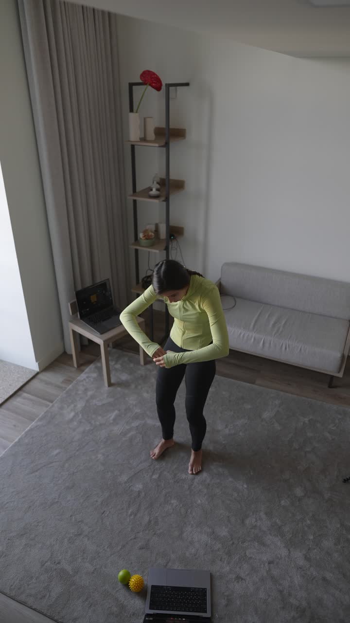 mujer realizando ejercicios de acondicionamiento físico en casa