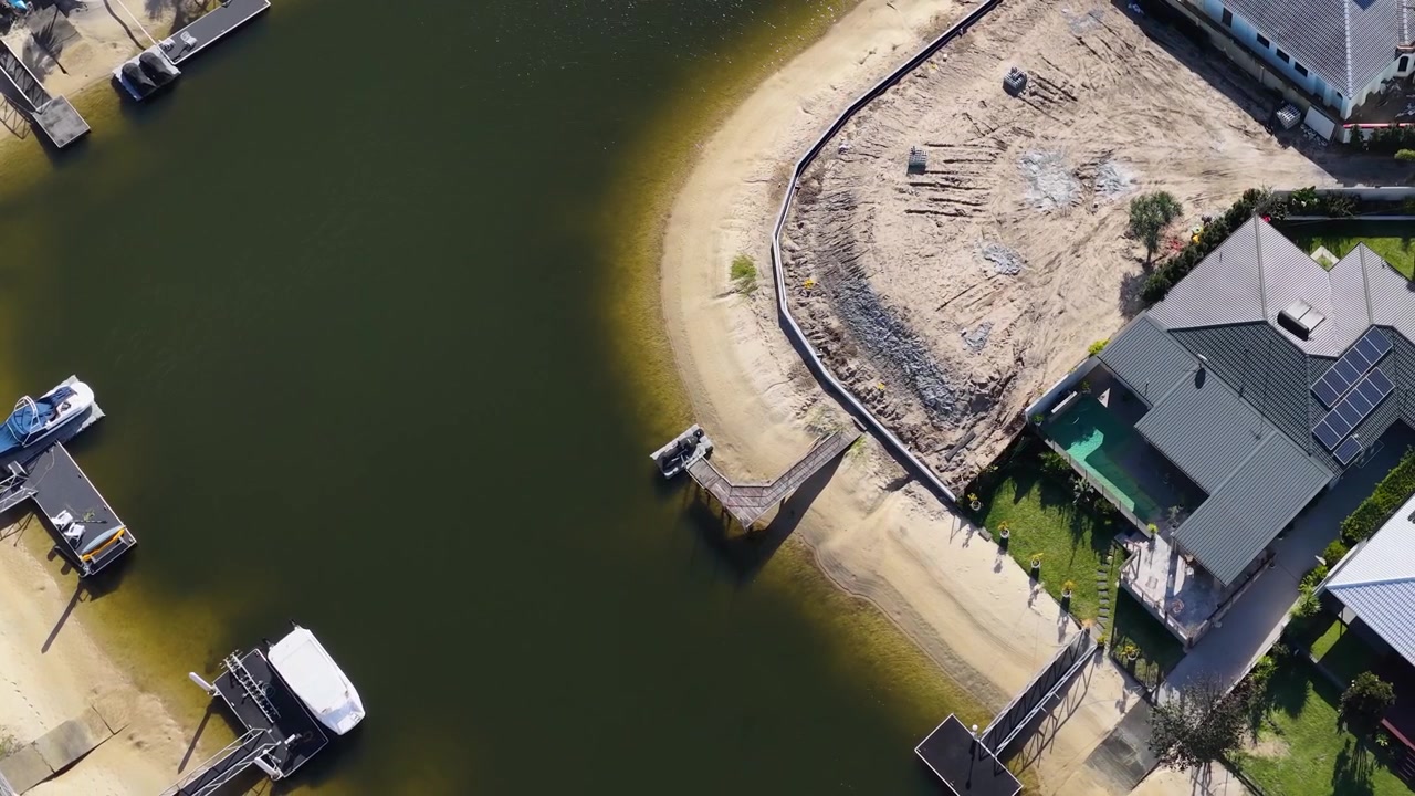 Vista Aérea de Propriedade à Beira-Mar e Construção de Canal
