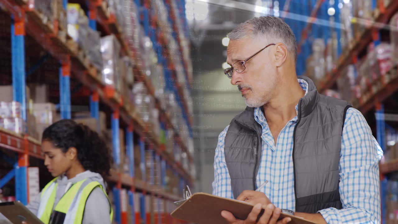 animación del procesamiento de datos sobre trabajadores masculinos y femeninos de almacén