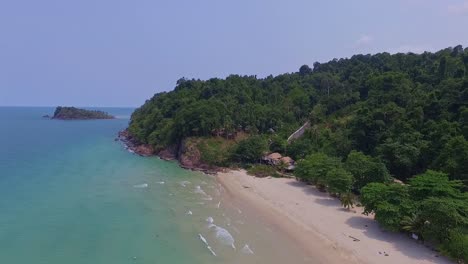 Tropeninsel-Drohne-Aufsteigender-Schuss-Mit-üppig-Grünem-Regenwald-Und-Tropischen-Palmen-Mit-Weißem-Sandstrand-Und-Felsiger-Küste