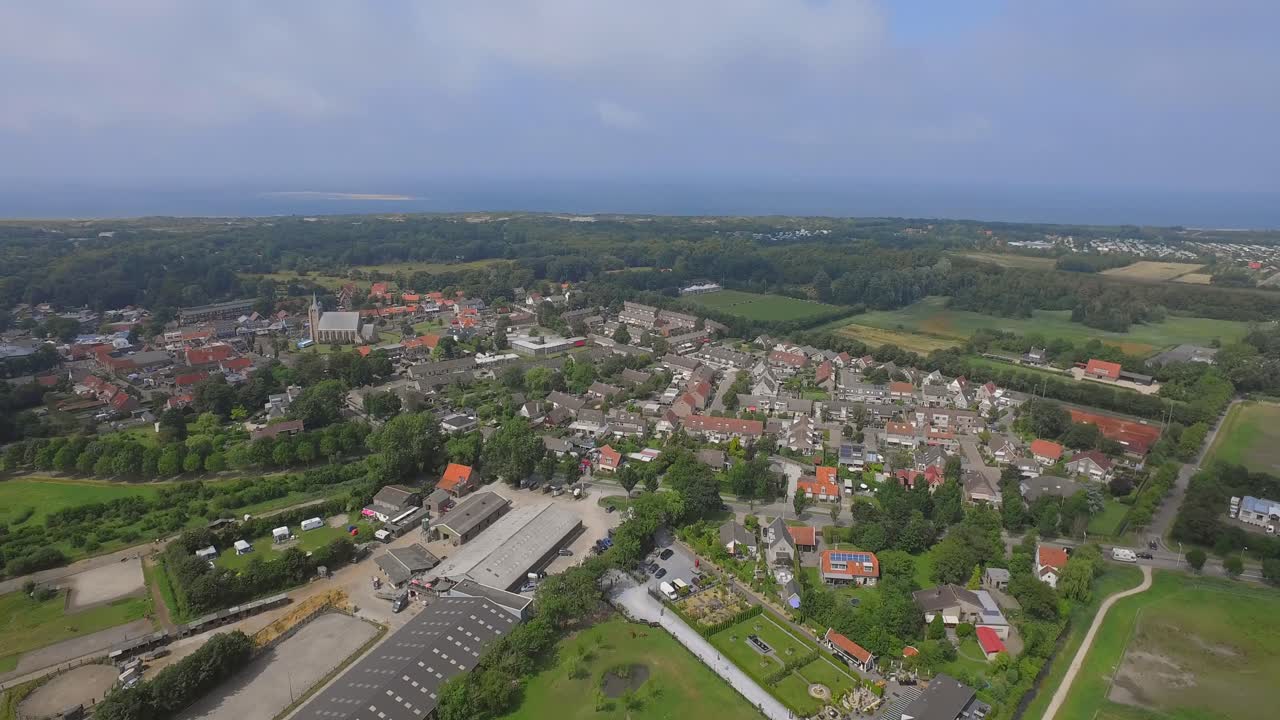 여름에 가벼운 흐린 날 동안 네덜란드의 작은 관광 마을 renesse