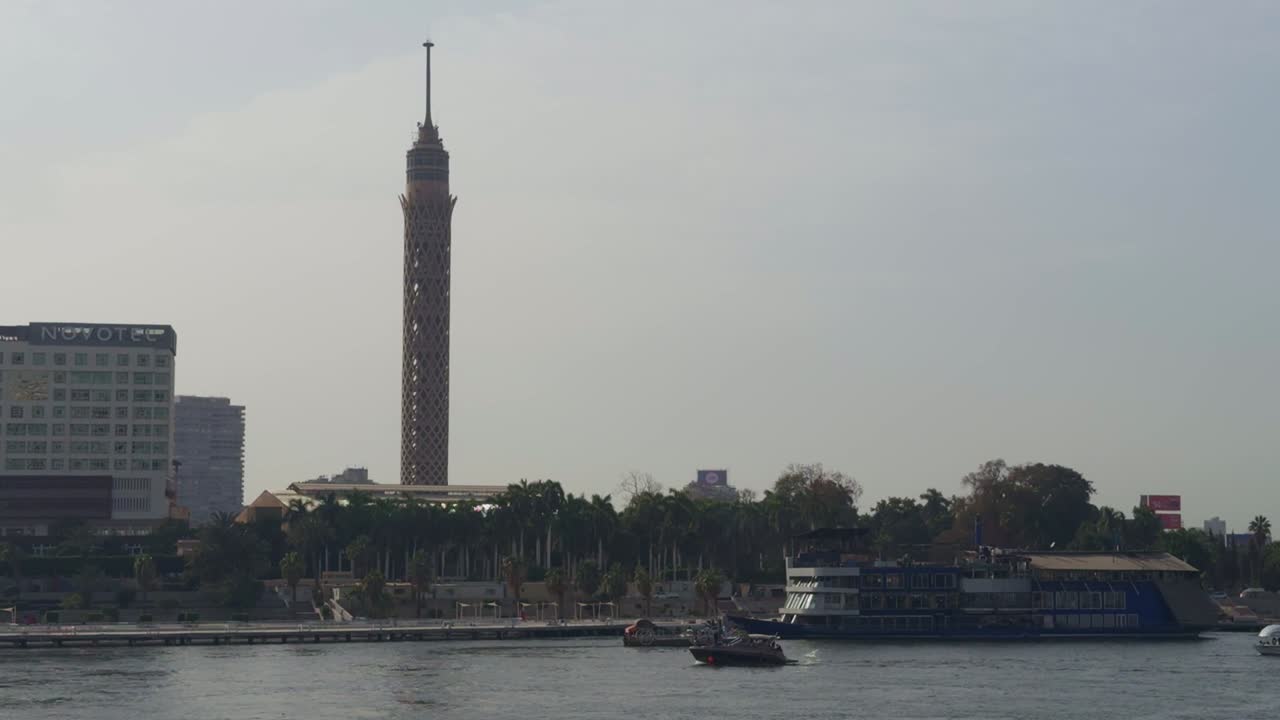 una vista de una torre del cairo con vistas al nilo, toma de cerca, toma amplia