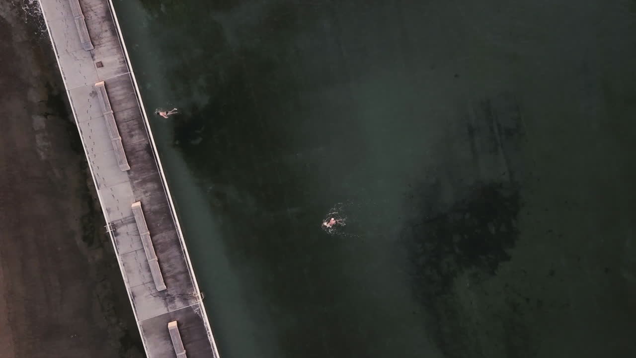 바다 목욕장에서 이른 아침