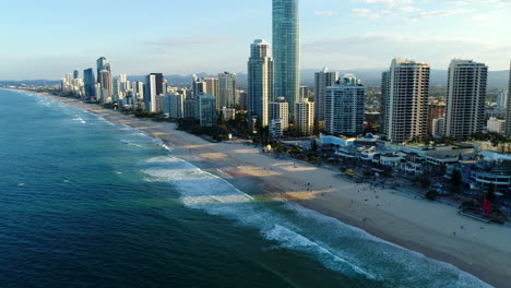 Hermoso-Paraíso-De-Surfistas,-Costa-Dorada-Desde-Un-Dron