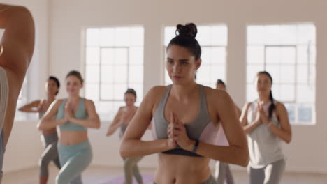 Instructor-De-Clase-De-Yoga-Enseñando-Pose-De-Guerrero-A-Un-Hermoso-Grupo-De-Mujeres-Disfrutando-De-Un-Estilo-De-Vida-Saludable-Haciendo-Ejercicio-En-El-Gimnasio-Al-Amanecer