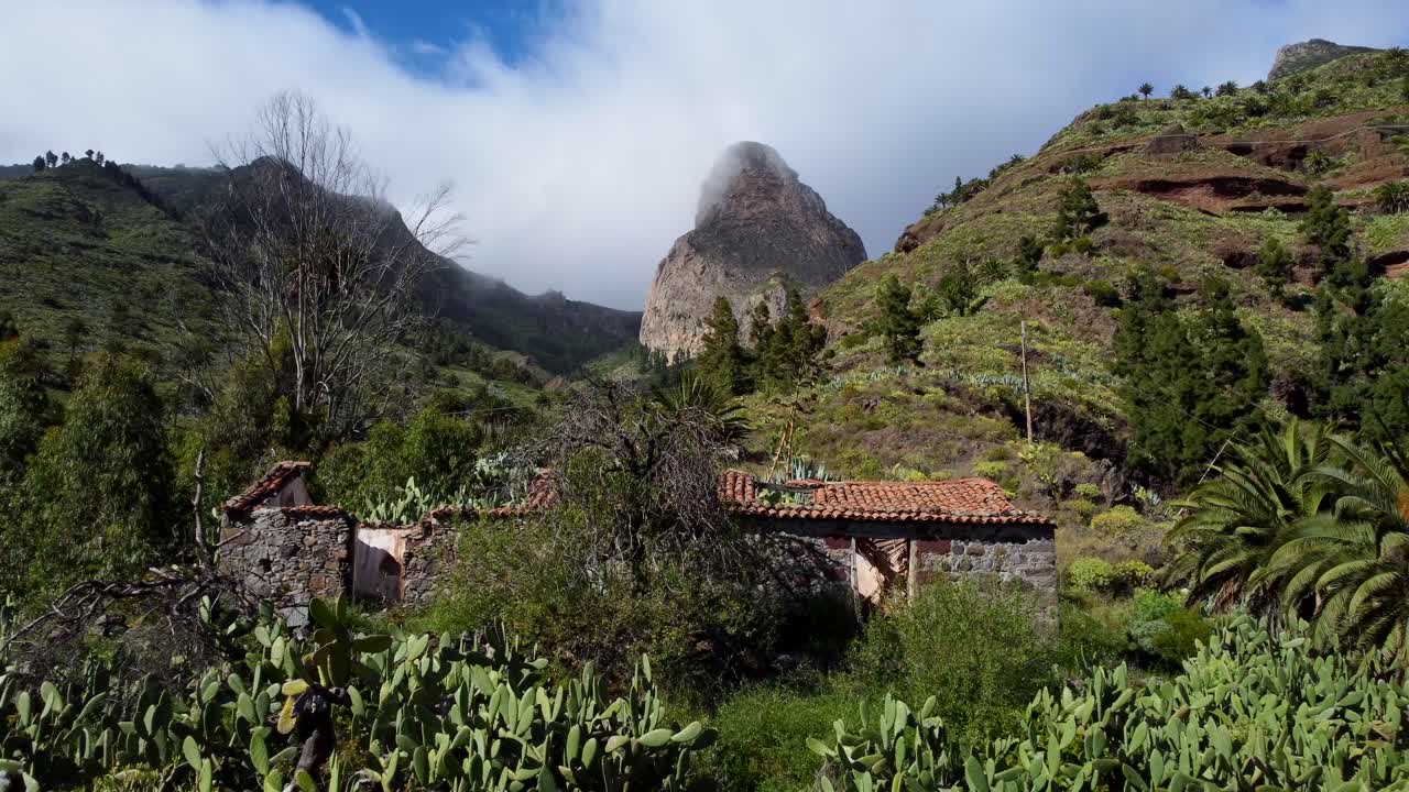 cortijo antiguo y en ruinas en el campo de la gomera