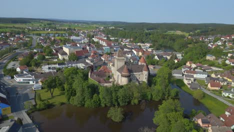 Espectacular-Vista-Aérea-Superior-Vuelo-Austria-Castillo-Heidenreichstein-En-Europa,-Verano-De-2023