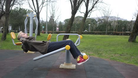 man do crunches in park