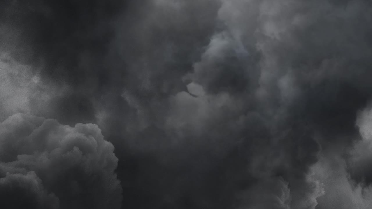 una dramática tormenta eléctrica en el cielo oscuro 4k