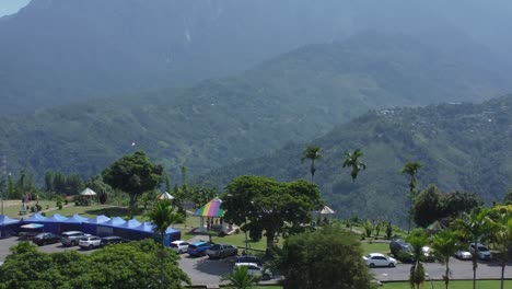 tomada de avión no tripulado del monte kinabalu en nabalu sabah malasia a la luz del día