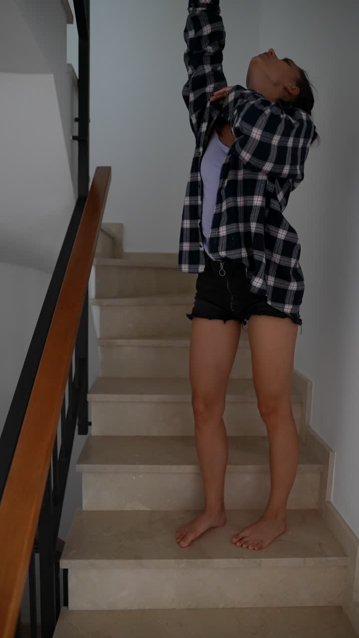 계단에서 춤추는 여자