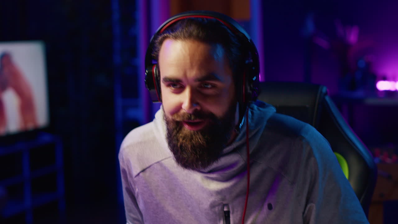 hombre grabándose a sí mismo compitiendo en torneos de videojuegos en línea mientras transmite