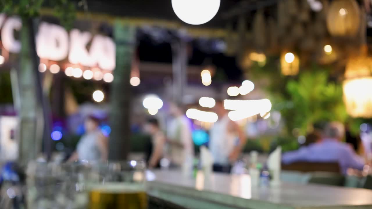 태국 푸켓 의 군중 과 조명 으로 가득 찬 희미 한 야간 생활 장면