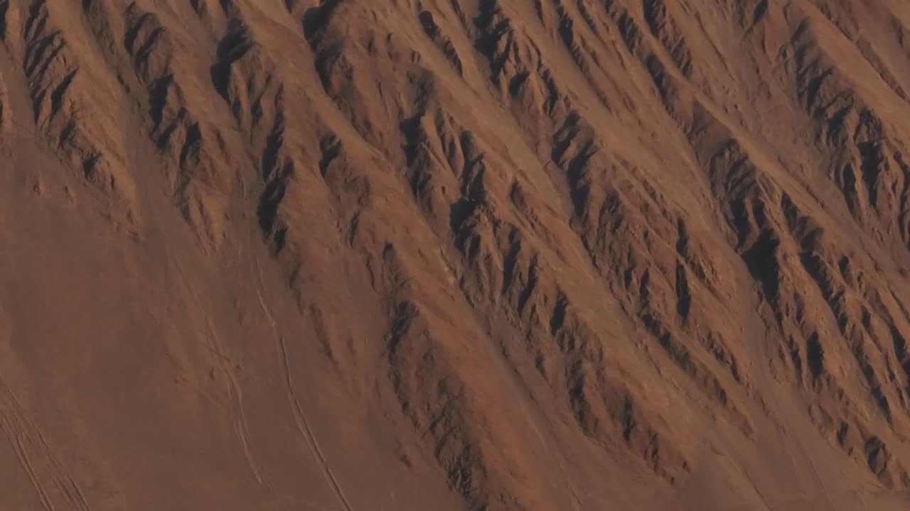 칠레 이키케에 있는 큰 산의 측면에 있는 고르지 않은 지형의 공중 돌리 샷