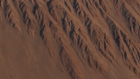 toma aérea del terreno irregular en la ladera de una gran montaña en iquique, chile