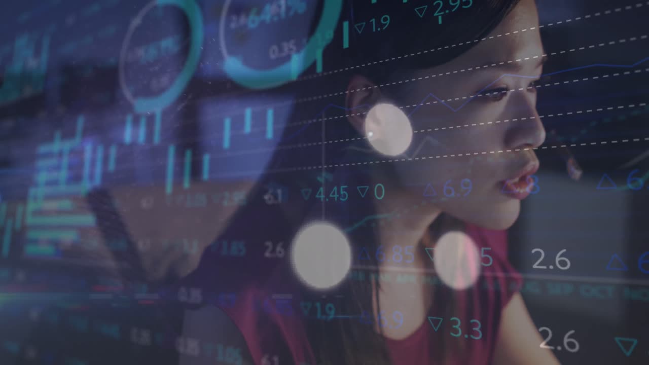 animación del procesamiento de datos sobre una mujer de negocios biracial que trabaja en la oficina