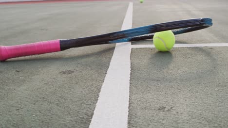 video de la raqueta de tenis y la pelota tendida en la cancha de tenis