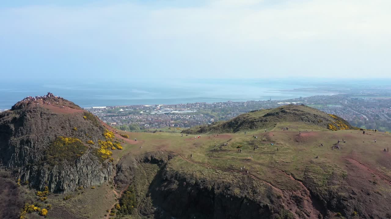 아서의 자리 위를 날아 에든버러 남쪽과 관광객들이 걷는 모습을 드러내다 | 에든버러, 스코틀랜드 | 30fps에서 4k