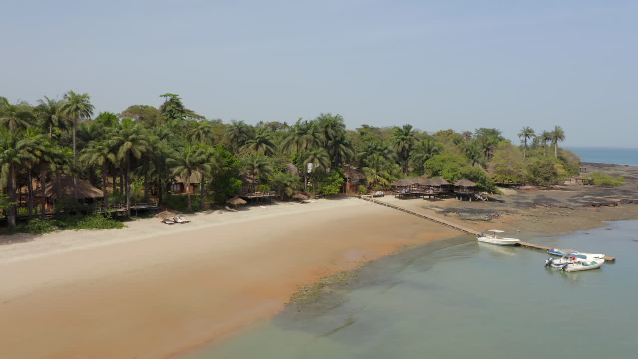 Vista aerea della foresta costiera verde e della spiaggia tropicale in Guinea-Bissau