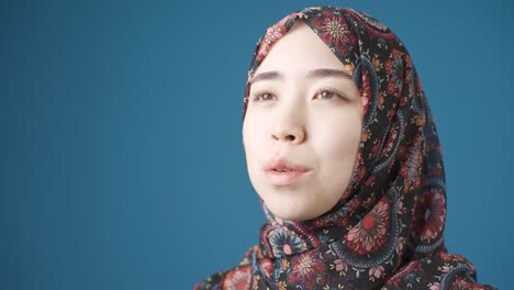 inocente y hermosa mujer musulmana asiática en hijab rezando. mujer asiática leal.