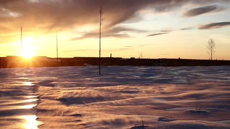 Blick-über-Eiskruste-Und-Schneewinde-In-Västerbotten