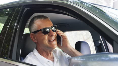 Hombre-Mayor-Hablando-Por-Teléfono-Móvil-En-El-Coche