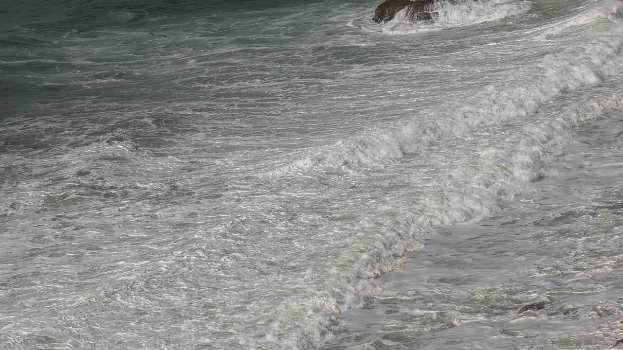 만조 때 파도가 해변과 충돌하다