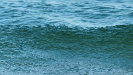 vista de cerca de las olas marinas con textura en movimiento