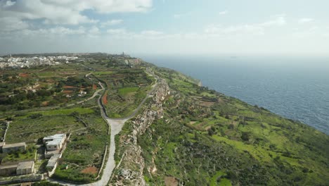 Antenne:-Ackerland-Und-Straße-Auf-Dingli-Klippen-Mit-Blauem-Mittelmeer-Und-Klarem-Himmel-Im-Winter