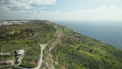 antena: tierras de cultivo y carreteras en los acantilados de dingli con mar mediterráneo azul y cielo despejado en invierno