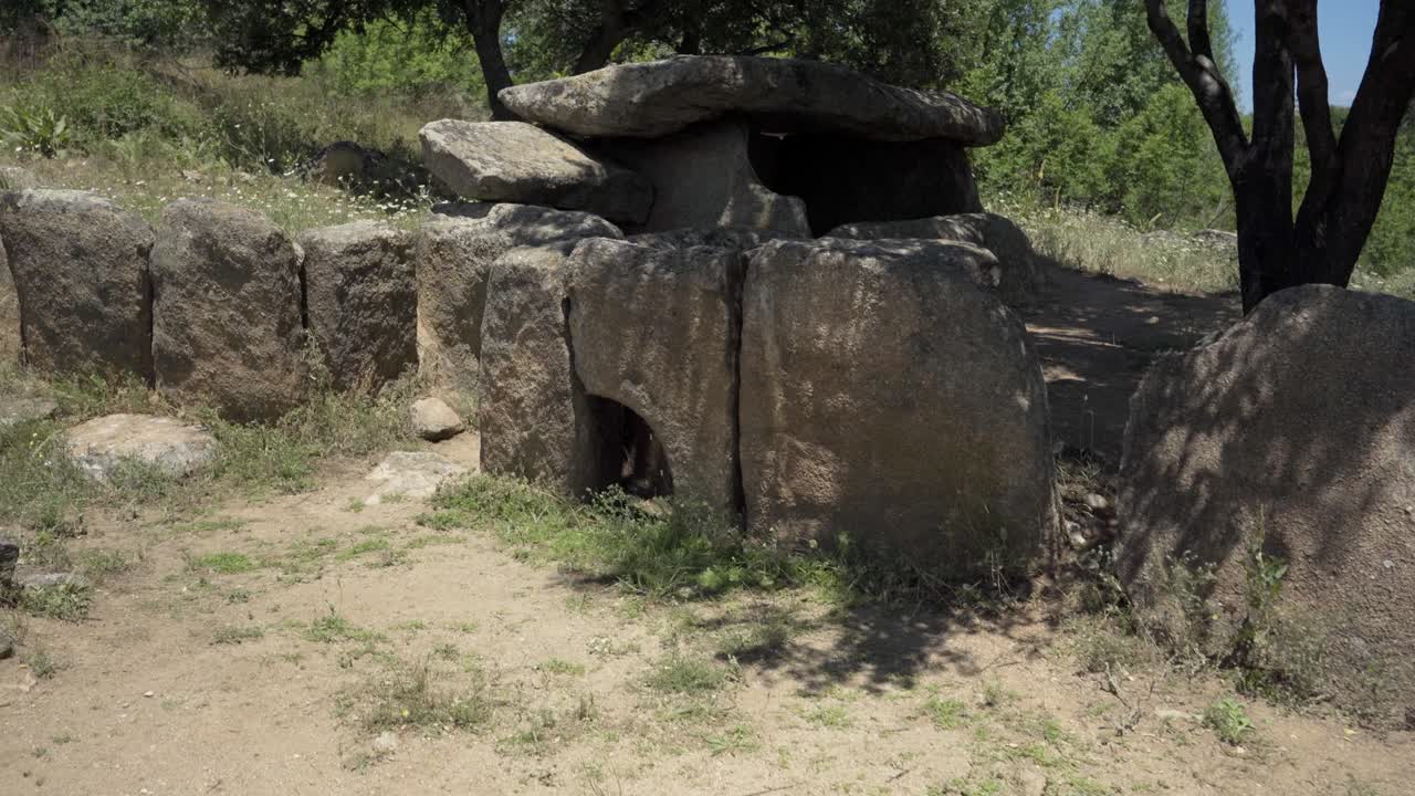 sitios arqueológicos en dolmens tracios cerca de la aldea de hlyabovo en bulgaria
