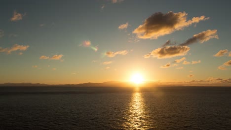 Lapso-De-Tiempo-De-Una-Puesta-De-Sol-Desde-El-Otro-Lado-Del-Estrecho-De-Cook