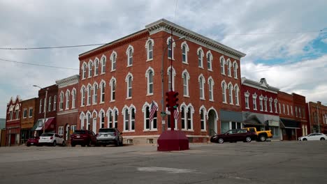 Semáforo-Antiguo-En-El-Centro-De-Toledo,-Iowa,-Con-Toma-Amplia-De-Video-Estable