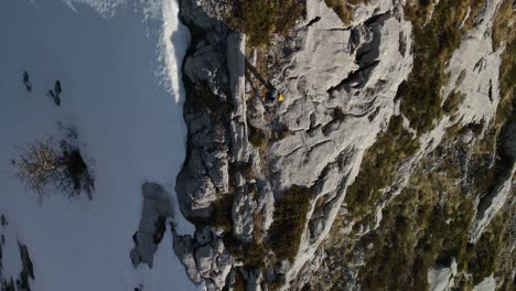 Mann-Zu-Fuß-Auf-Klippe,-Park-Prirode-Biokovo-Schneebedeckte-Berge