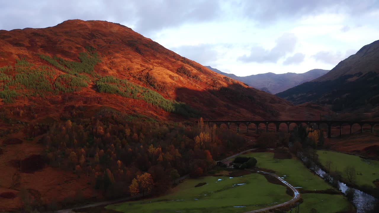 drone aéreo amanecer sobrevuelo del viaducto de glenfinnan