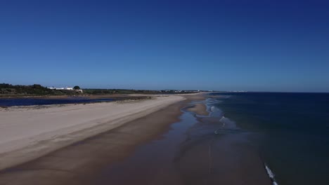 Luftaufnahme-Des-Strandes-Von-Cacela-Velha---Fabrikgelände---Ria-Formosa,-Algarve---Portugal