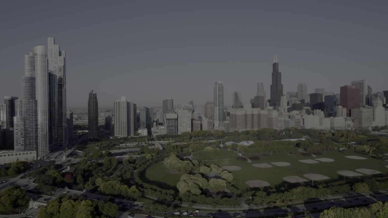 10월 가을 일출 시 그랜트 파크, 윌리스 타워, 시카고, 일리노이 스카이라인의 남쪽에서 북쪽으로 비행하는 공중 드론 영상