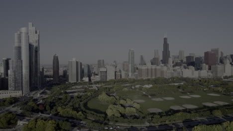 Drohnenaufnahmen-Aus-Der-Luft,-Die-Im-Herbst-Im-Oktober-Von-Süden-Nach-Norden-Von-Grant-Park,-Willis-Tower-Und-Der-Skyline-Von-Chicago,-Illinois,-Fliegen