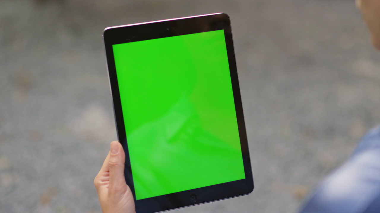 зелёный экран планшета вблизи. деловая женщина с помощью хроматической клавиатуры
