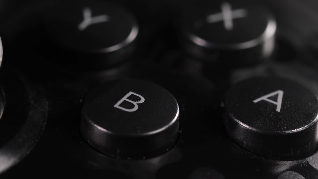 gamepad moderno en un controlador de juego de cerca oscuro.