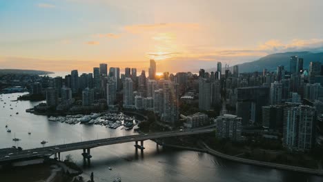 Toma-Aérea-De-Establecimiento-De-La-Isla-De-Vancouver-Con-El-Centro-De-La-Ciudad,-Rascacielos-Y-Automóviles-En-El-Puente-Durante-La-Puesta-De-Sol