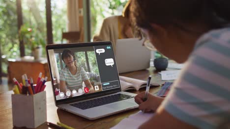 Niña-Afroamericana-Haciendo-La-Tarea-Y-Teniendo-Una-Videollamada-Con-Una-Maestra-En-Una-Computadora-Portátil-En-Casa