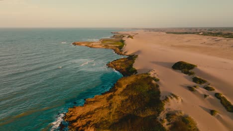 Luftaufnahme,-Die-Im-Sonnenuntergang-über-Den-Strand-In-Der-Wüste-Fliegt,-Kolumbien,-La-Guajira,-Punta-Gallinas