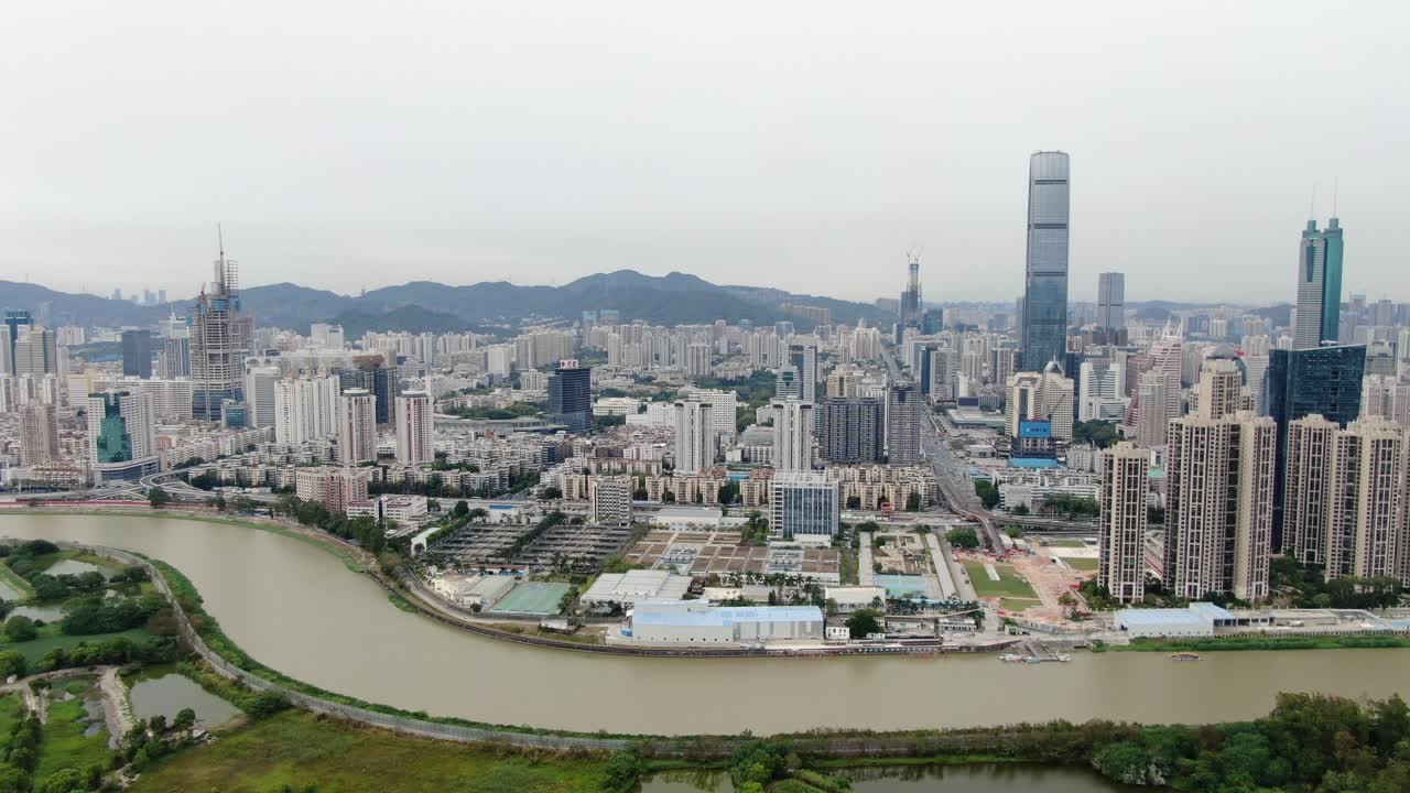 vista aérea sobre el paisaje urbano de shenzhen con un desarrollo urbano masivo y rascacielos
