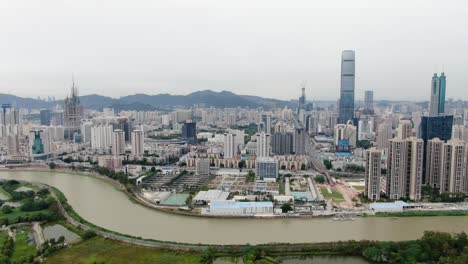 Vista-Aérea-Sobre-El-Paisaje-Urbano-De-Shenzhen-Con-Un-Desarrollo-Urbano-Masivo-Y-Rascacielos